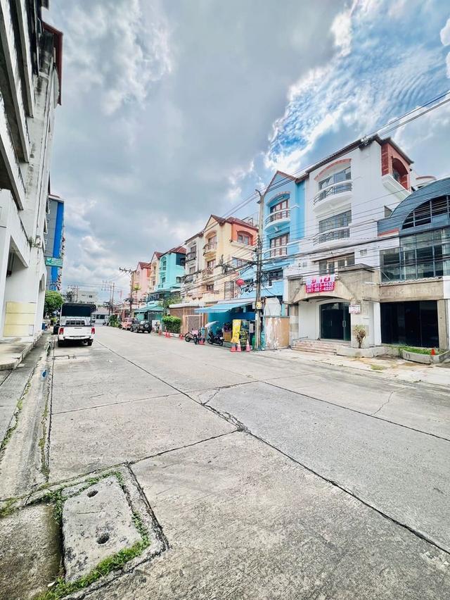 ขายทาวน์โฮม โฮมออฟฟิศ ลาดพร้าว-บางกะปิ ติดทางด่วน ตรงข้ามเซ็นทรัล อีสวิวล์ พร้อมดีไซน์ ออกแบบบ้าน