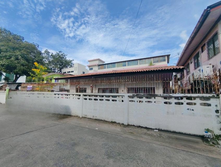 ที่ดินพร้อมบ้าน ซอยเสรีไทย 17 ใกล้สถานีตำรวจนครบาลบึงกุ่ม ถนนเสรีไทย แขวงคลองกุ่ม เขตบางกะปิ กรุงเทพมหานคร 1