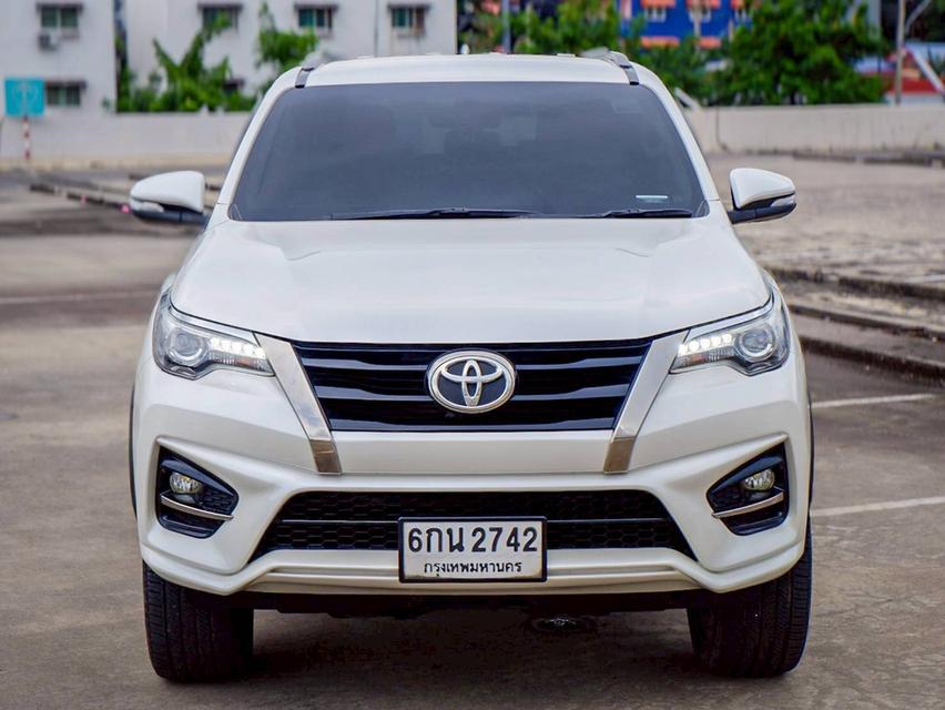 Toyota Fortuner 2.8 TRD เกียร์ออโต้ 4WD สีขาวมุก ปี 2017