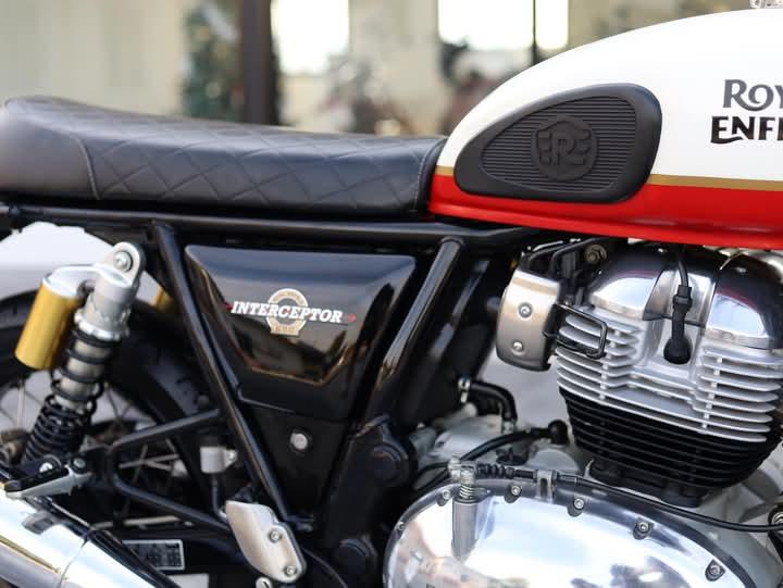 ขาย Royal Enfield Interceptor 650 สีขาว 5