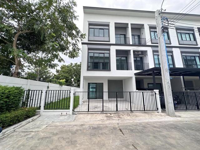 ขายทาวน์โฮมหลังมุม 3 ชั้น ซอยสุขุมวิท 113 โครงการลุมพินี ทาวน์เพลส สุขุมวิท ศรีนครินทร์ ใกล้ BTS สำโรง และ BTS ศรีด่าน 1