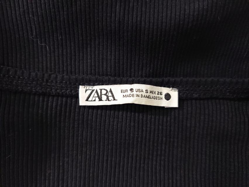 USED Zara - Ribbed Black Ruched Crop Top | เสื้อครอปสีดำ เสื้อยืด แขนสั้น คอวี ระบาย ผ้าร่อง สีพื้น สายฝอ แท้ มือสอง