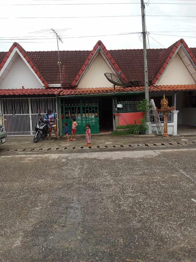  ขายด่วนทาวน์เฮ้าส์ชั้นเดียว บ้านอยู่ด่านนอกสะเดา อ.สะเดา จ.สงขลา  ใกล้ศุลกากรสะเดา  ซอยธนพัฒน์ 2  2 ห้องนอน 1 ห้องน้ำ 1 ห้องครัว ราคา 800000 บาท