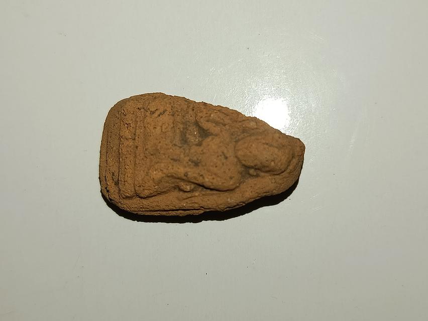 พระผงสุพรรณเนื้อดินหลังนางกวัก กรุวัดพลับพลาไชย เมืองอู่ทอง สภาพสวยเดิมๆหายากครับ พุทธคุณเน้นด้านเมตตาบารมี การเป็นผู้นำ น่าเกรงขาม คงกระพัน การมีโชค  2