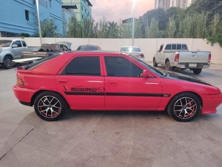 Mazda 323 สีแดง 8