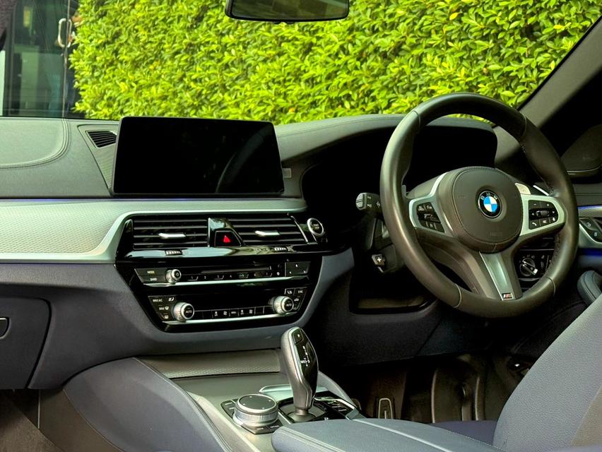 2020 BMW 530 MSPORT ( หน้าจอ ID7 ) รถมือเดียวออกป้ายแดง OPTION พิเศษ ภายนอกสี BLUESTONE ภายในสี NIGHT BLUE EXCLUSIVE รถวิ่งน้อย ประวัติศูนย์ครบ รูปที่ 12