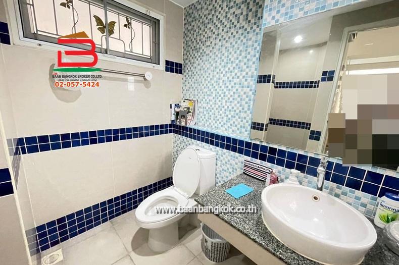 ทาวน์โฮม หมู่บ้าน เมอริทเพลส (ลาดพร้าว 87 แยก 10) เนื้อที่ 18.8 ตรว. ใกล้CDC เลียบด่วน ถนนลาดพร้าว แขวงวังทองหลาง เขตวังทองหลาง 10