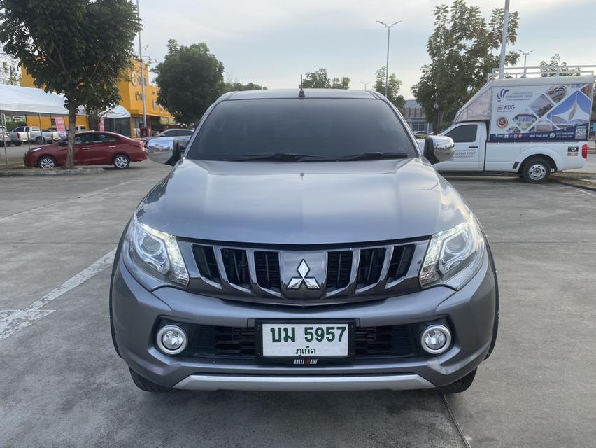 Mitsubishi triton สีเทา ปี 2017 