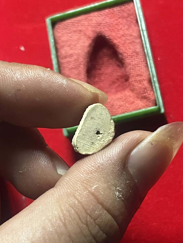 พระผงลอยองค์ หลวงพ่อเกษม เขมโกปี 31 พร้อมกล่อง