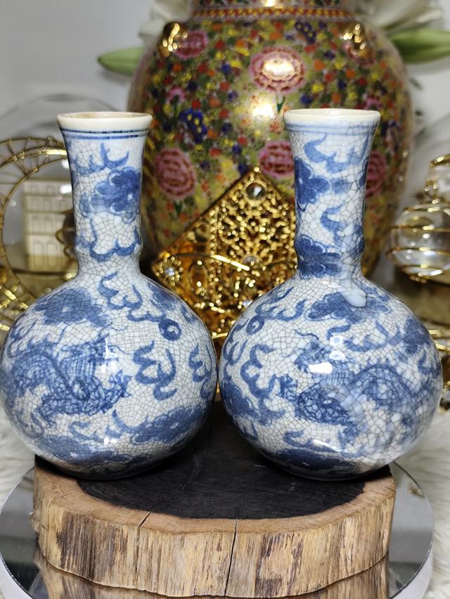 แจกันกระเบื้องเคลือบสีน้ำเงินขาว (Blue and White Porcelain) ทรงขวด (Bottle Vase) ลายมังกร ซึ่งเป็นงานศิลปะที่มีเอกลักษณ์แบบจีนโบราณ