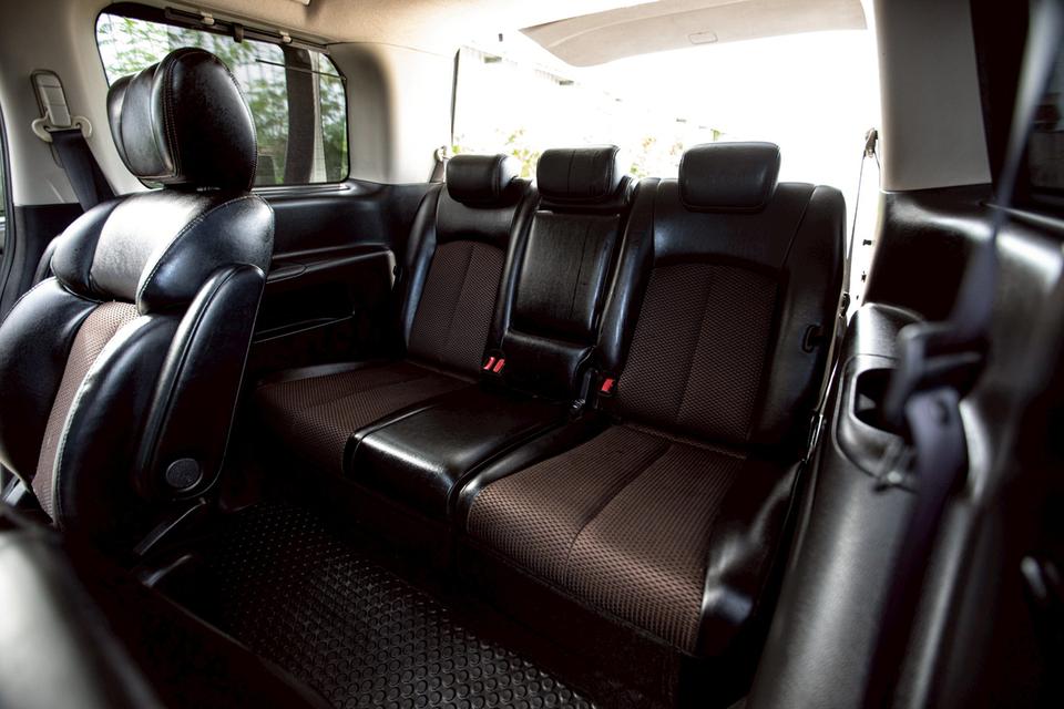 Nissan Elgrand 2.5 ปี 2012 สีขาว 7 ที่นั่ง ประตูสไลด์ไฟฟ้า 13