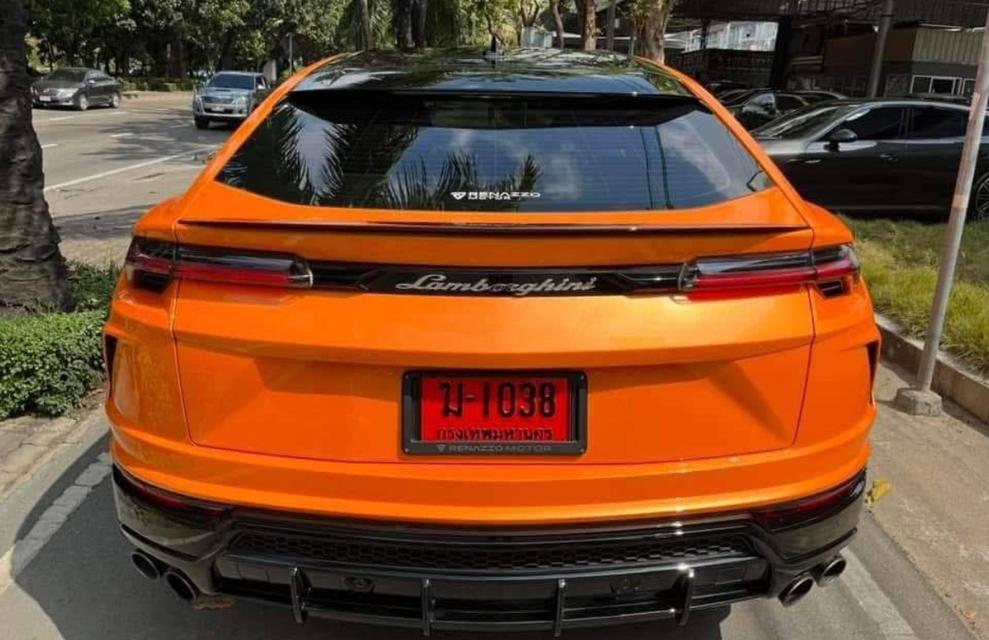 Lamborghini Urus สีส้ม 3