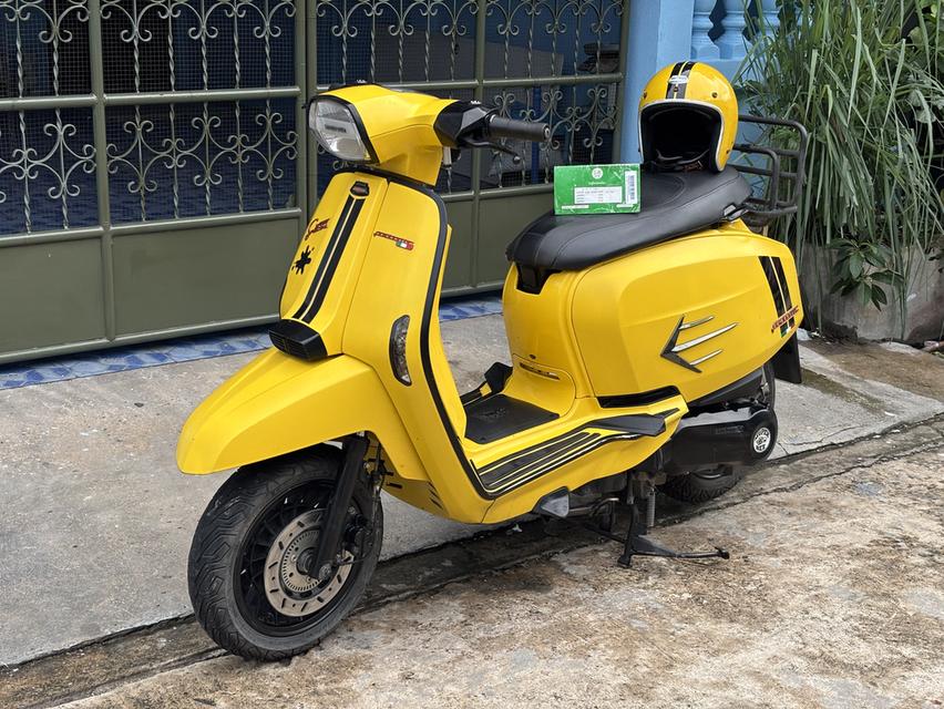 Lambretta V200 GP รถสวย เดิม พร้อมใช้งาน แถมหมวก 1 ใบ