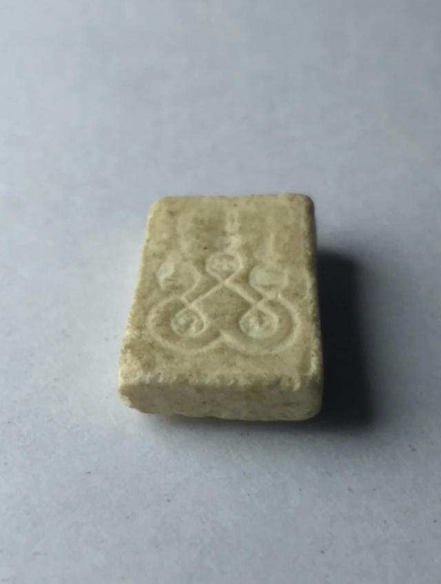 พระสมเด็จ พิมพ์จิ๋ว สูง 1cm. กว้าง 0.7cm