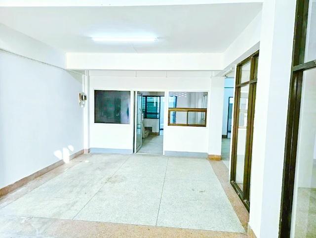 ถ.เพชรเกษม ตลาดนัดเปโตร 1.4กม.รพ.สามพราน 5.1กม.ติดถนนใหญ่ ให้เช่าตึกแถว 5ชั้น 2คูหา 43ตร.วา. 700ตร.ม. นครปฐม 2