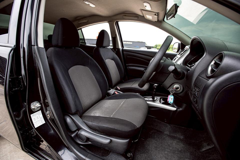 Nissan Almera 1.2E ปี 2015  สีดำ เกียร์ออโต้ 12