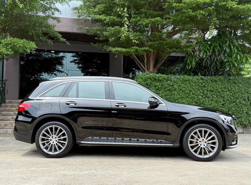 2017 BENZ GLC 250D AMG รถออกศูนย์ BENZ THAILAND รถวิ่งน้อย เข้าศูนย์ทุกระยะ ไม่เคยมีอุบัติเหตุครับ