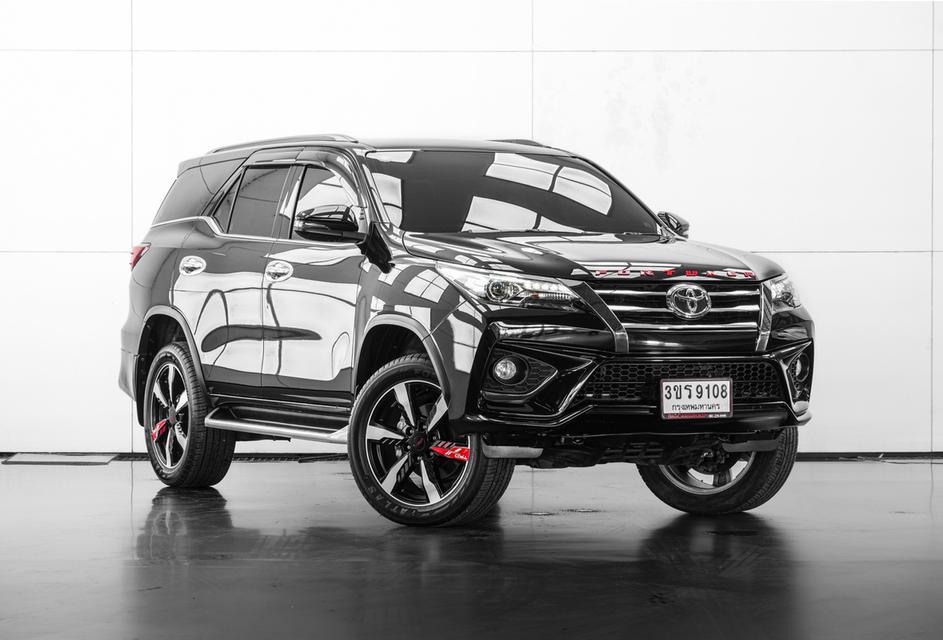 2019 TOYOTA FORTUNER 2.4 V 2WD SUV สีดำ เลขไมล์ 120945 กม.