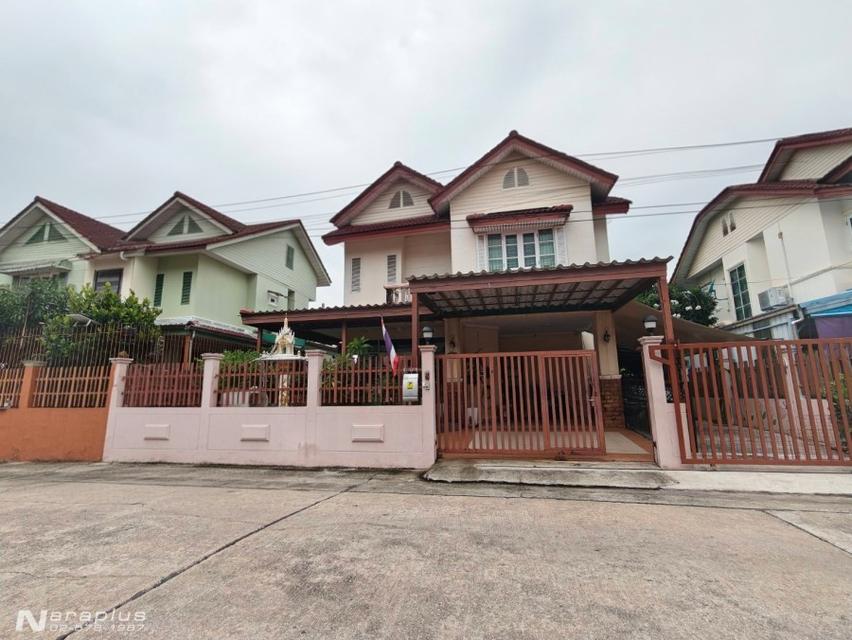 69090538 : ขายบ้านเดี่ยว 2 ชั้น พร้อมห้องใต้หลังคา ขนาด 58.3 ตรว. ถนนนาคนิวาส 37 แยก 1-8  บ้านติดตั้งโซล่าเซล ช่วยลดค่าไฟฟ้า และ เครื่องชาร์ทรถไฟฟ้า 1