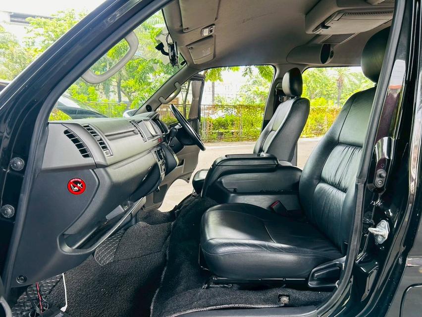 Toyota Ventury 2.7 V AT 2012 14