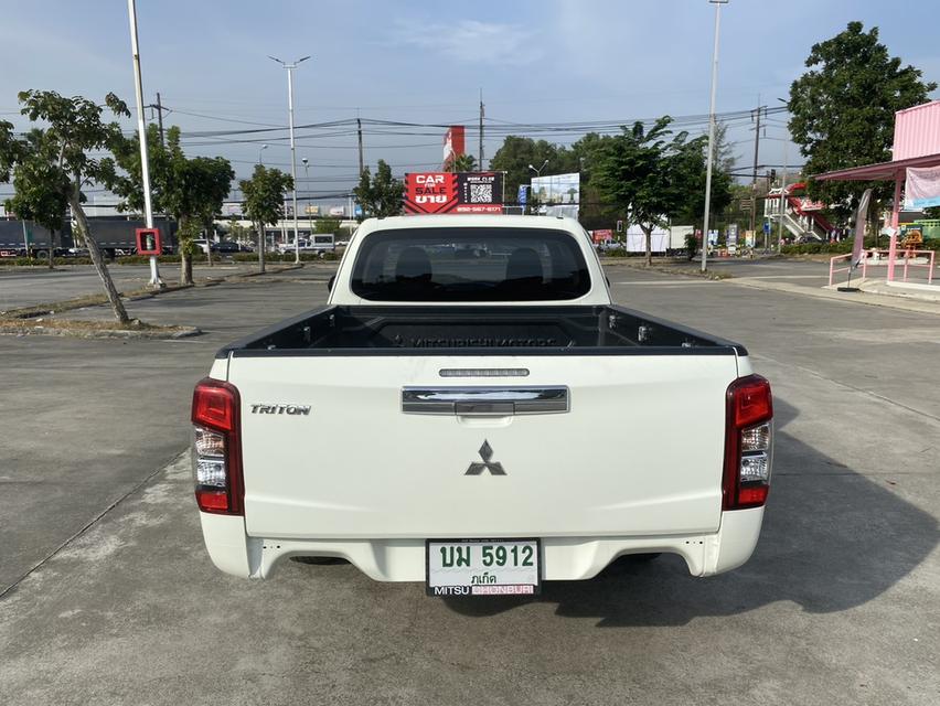 Mitsubishi triton สีขาว ปี 2021 4