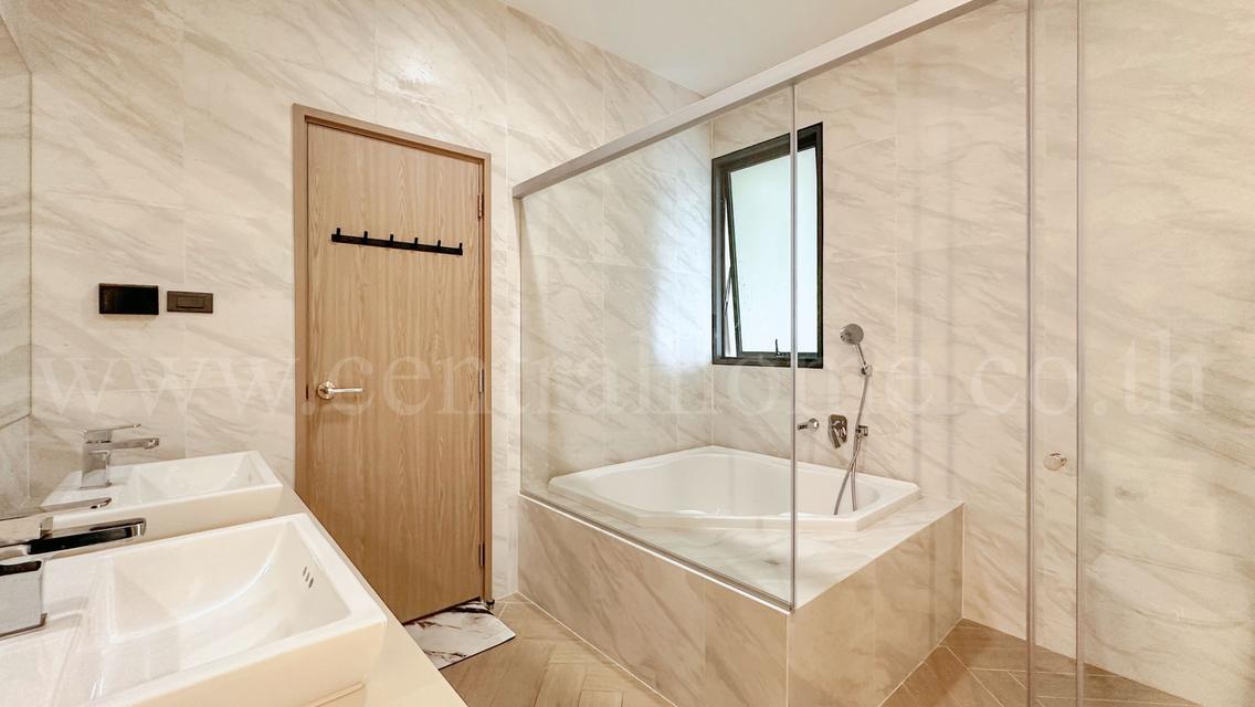 ทาวน์โฮม เธอ ลาดพร้าว 93 ระดับ Luxury 3.5 ชั้น Fully Furnishe มีลิฟต์ในตัว พร้อมอยู่ 14