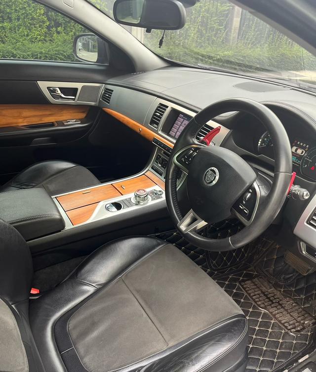 Jaguar สีดำ Xf 2.2 ปี 2012 13