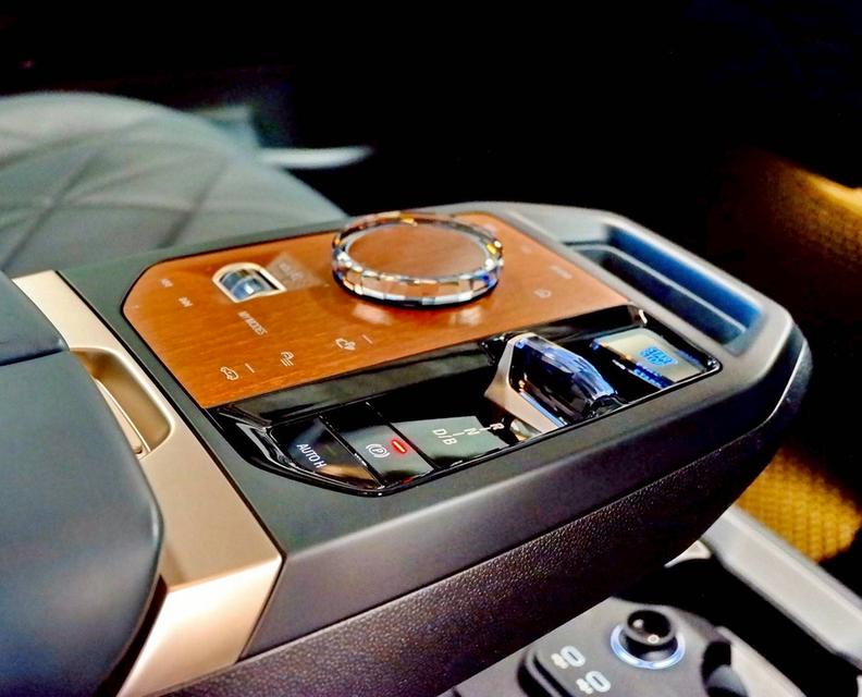BMW iX eDrive50 Sport ปี 2021 6