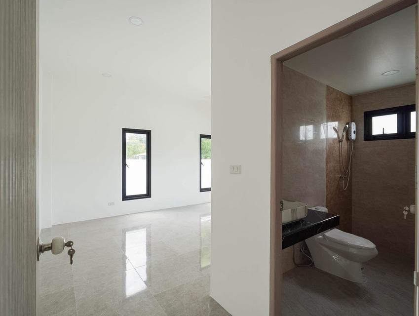 บ้านเดี่ยวสไตล์โมเดิร์น ทำเลดี ดีไซน์เรียบ เท่ ทันสมัย พร้อมพื้นที่ใช้สอยลงตัว เหมาะสำหรับครอบครัวที่กำลังมองหาบ้านสวย ๆ ในทำเลชุมชน 🥰 14