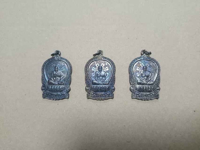 เหรียญนั่งพานเนื้อทองแดง  หลวงปู่เผือก วัดกิ่งแก้ว ออกวัดบางโฉลงใน ปี 2540 จ.สมุทรปราการ