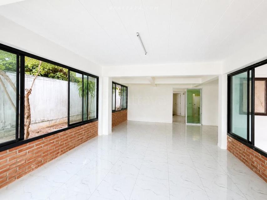 Urgent Sale — Large 2-Storey Detached House in Nong Pla Lai, PattayaUrgent sale at a special price. Owner needs to sell below market value 406sqw 5