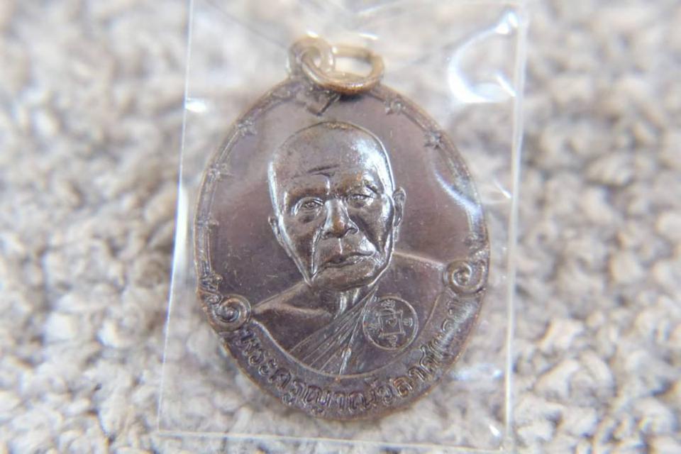 เหรียญกลม พระครูญาณวิลาศ 
หลวงพ่อแดง วัดเขาบันไดอิฐ 
เพชรบุรี เนื้อทองแดงรมดำ
บูชาองค์ละ350บาท 2