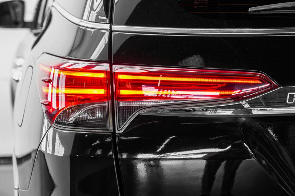 2018 TOYOTA FORTUNER 2.4 V 2WD SUV สีดำ ไมล์ 115083 กม. 8