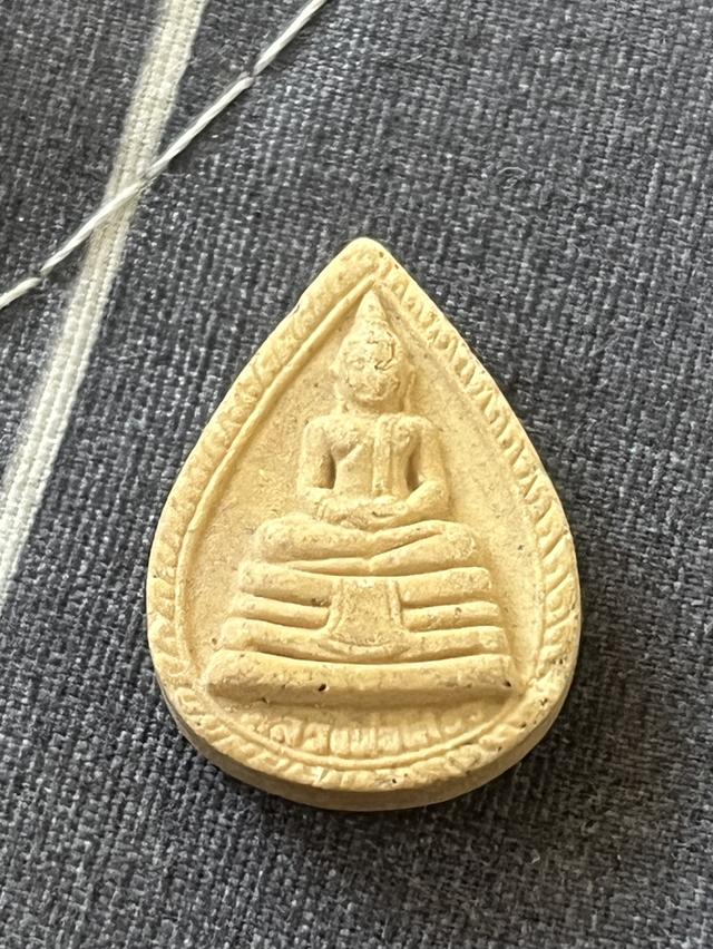 พระผงหลวงพ่อโสธร ปี2547 หลวงพ่ออรุณ วัดหนองลำดวนพรมศรี ต.ท่าบุญมี อ.เกาะจันทร์ จ.ชลบุรี ที่ระลึกงานฝังลูกนิมิต เนื้อผงพุทธคุณ ผงว่าน