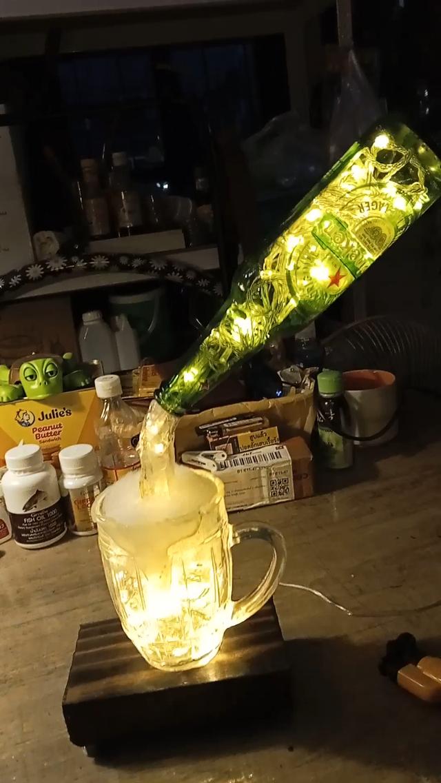 โคมไฟขวดไฮเนเก้น เทลงแก้ว