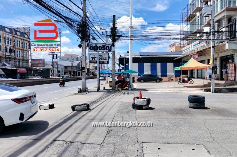 ทาวน์เฮาส์ หมู่บ้าน อยู่เจริญ 4 เนื้อที่ 23.2 ตรว. ถนนลำลูกกา ต.ลาดสวาย อ.ลำลูกกา จ.ปทุมธานี 11