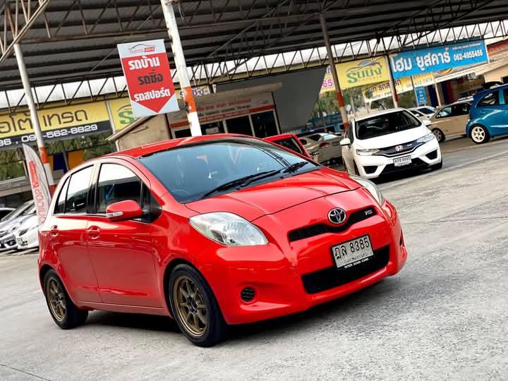 Toyota Yaris สีแดงสดสวยๆ 10