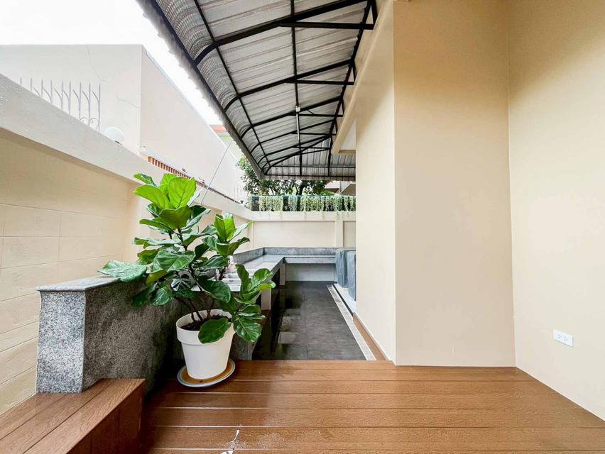ขายด่วน !! บ้านหรู ใกล้รถไฟฟ้าน้อมเกล้า 2 ชั้น 136 ตรว หมู่บ้านธารารมณ์ รามคำแหง 150 5