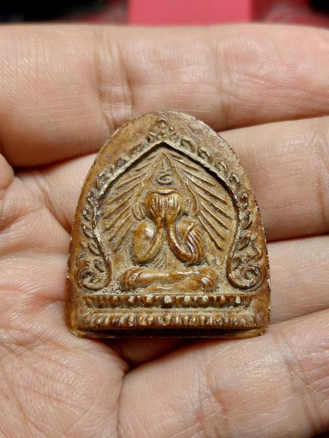 พระปิดตาพิมพ์เสมา ซุ้มรัศมี ปี2506 เจ้าคุณวิเชียร วัดเคลือวัลย์ ชลบุรี