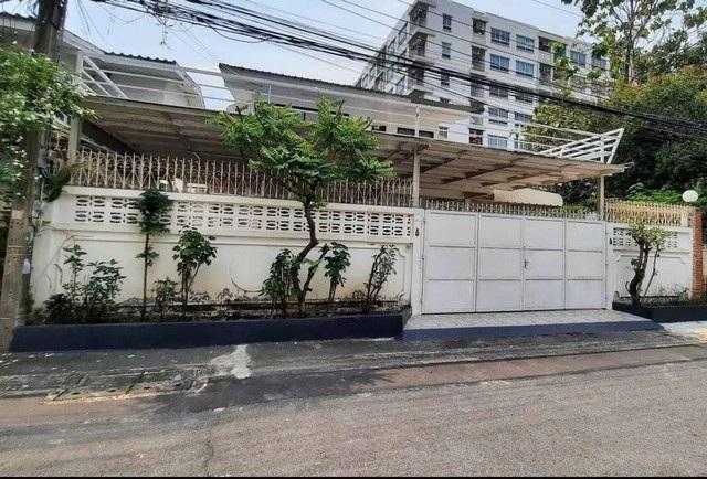 P417 ให้เช่า หมู่บ้านอยู่เจริญ 542 ซอยประชาราษฎร์บำเพ็ญ 24 ใกล้สนง.เขตห้วยขวาง เดินทางสะดวก เหมาะอยู่อาศัย 1