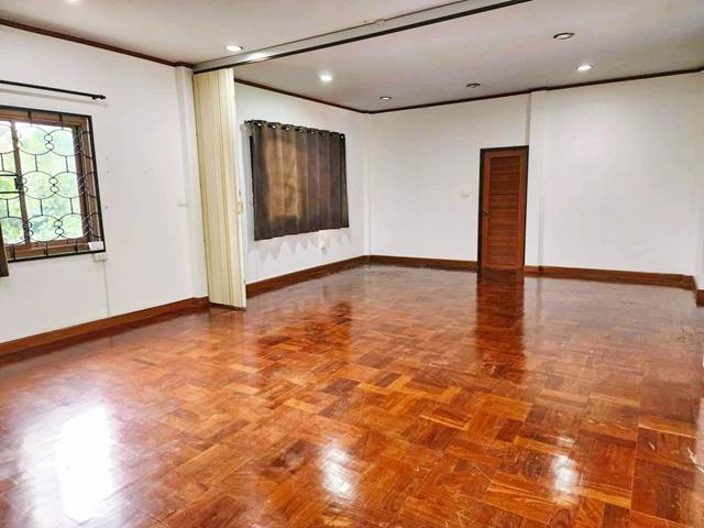 ซอย 20 มิถุนา รัชดา18 MRT สุทธิสาร 700 ม.ให้เช่าบ้านเดี่ยว 3 ชั้น 100ตร.วา.450ตร.ม.ห้วยขวาง 4 นอน 4 น้ำ 5