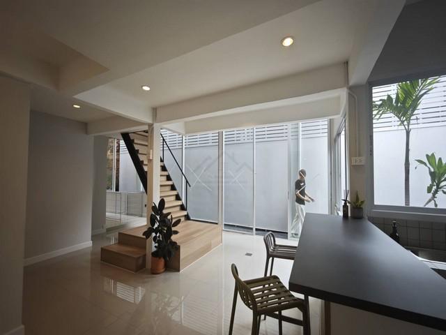 ขายบ้านแฝด 2 ชั้น หลังใหญ่ 52 ตรว. รีโนเวทใหม่ ย่านโชคชัย 4 ซอย 50 ลาดพร้าว เลียบด่วน 2