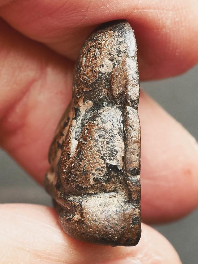 พระปิดตาหลังแบบ หลวงพาอแก้ว วัดเครือวัลย์ พิมพ์กลาง ขนาด 2.0x2.5 ซม. หายากมาก รูปที่ 10