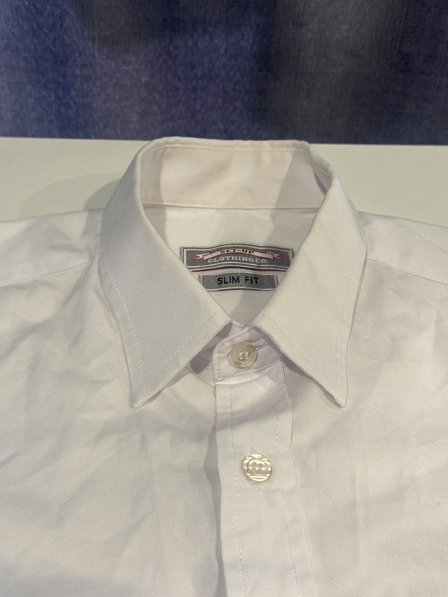 เสื้อเชิ้ตสีขาวแขนยาว ยี่ห้อ BP หล่อๆ