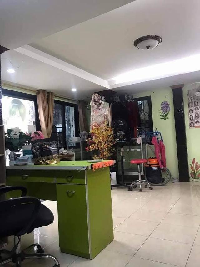 ขายบ้าน2ชั้น 21ตร.ว. ต่อเติมเต็มที่ทั้งหลัง ทำเลค้าขายได้ .เอื้ออาทรประชาสำราญ 78 / 58 เขตหนองจอก..กรุงเทพฯ ราคา 2.4ลบ. ค่าใช้จ่ายวันโอนคนละครึ่ง 5