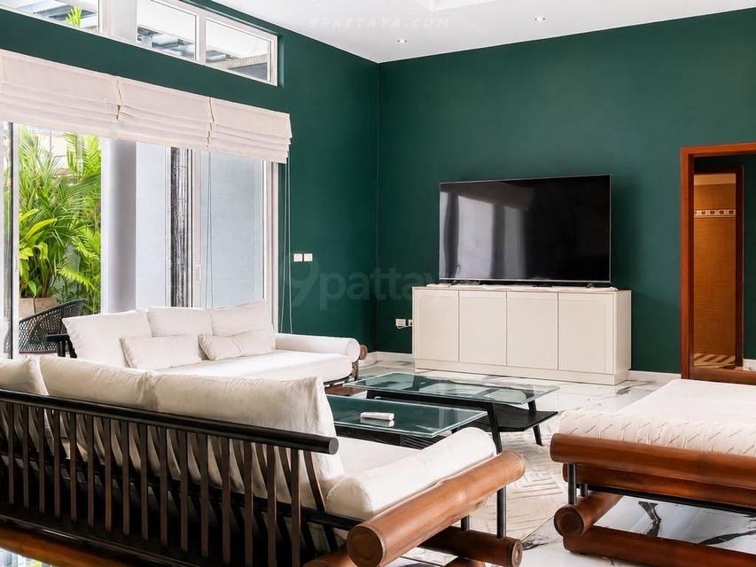Siam Royal View Pattaya, an exclusive residential project positioned on one of Pattaya’s high viewpoints. Spacious private residence with large living 15