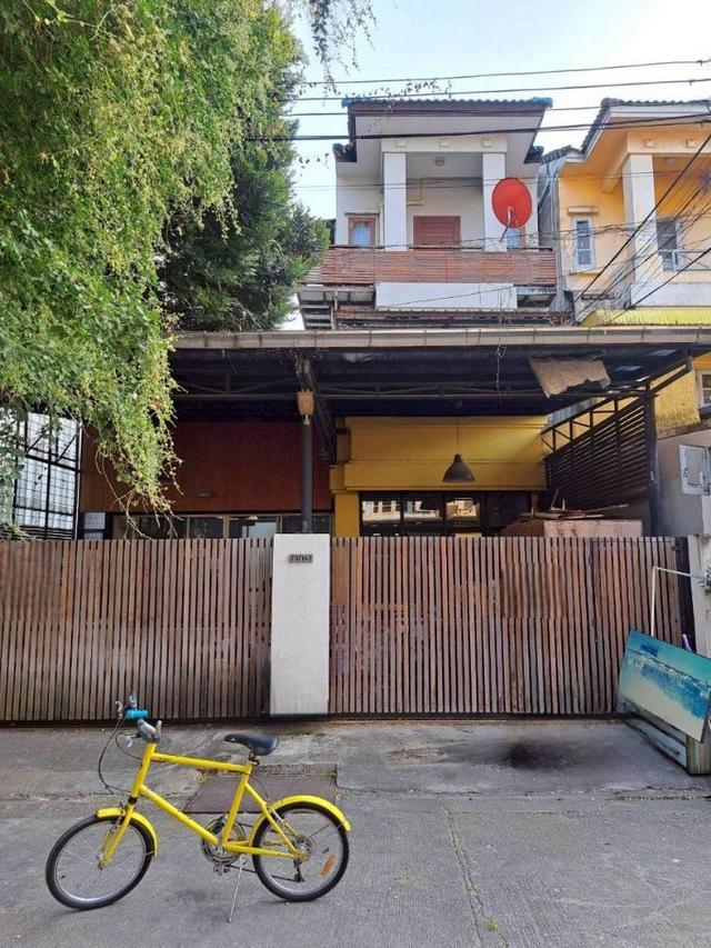 ขายทาวน์เฮ้าส์ 3 ชั้น หมู่บ้านมวลชนธานี บางแวก พุทธมณฑลสาย 2  หลังมุม ขนาด 41.4 ตร.วา ใกล้รถไฟฟ้า MRT หลักสอง
