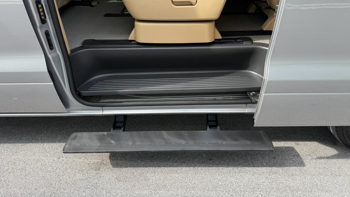 2019 HYUNDAI H1 TOURING สีเทา เลขไมล์ 184,XXX KM    เครื่องดีเชลล้วน เซอร์วิสศูนย์ ทุกระยะ ชัดเจนสุด บันไดไฟฟ้า  จอแอนดรอย โฉมใหม่แล้ว รถสวย เดิม รูปที่ 7