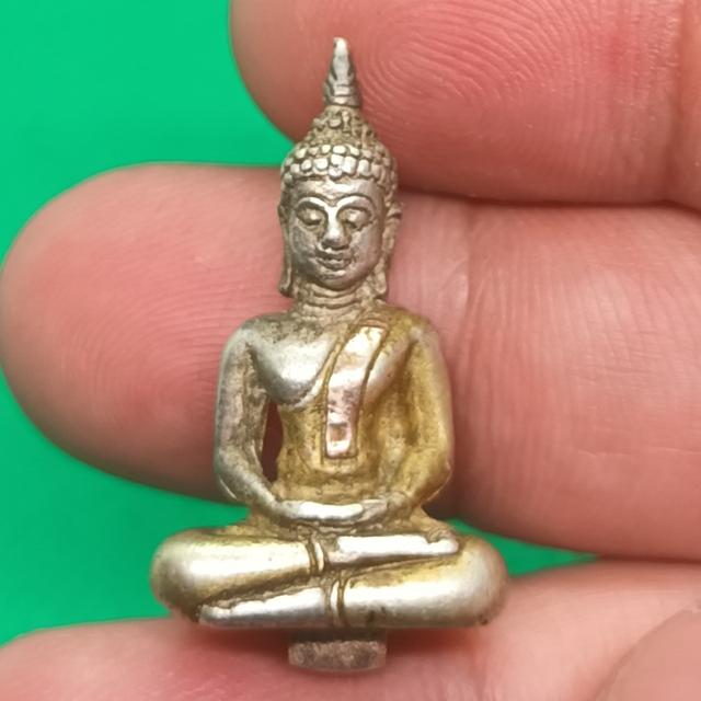 พระยอดธงเนื้อเงินไม่รู้ที่ 2