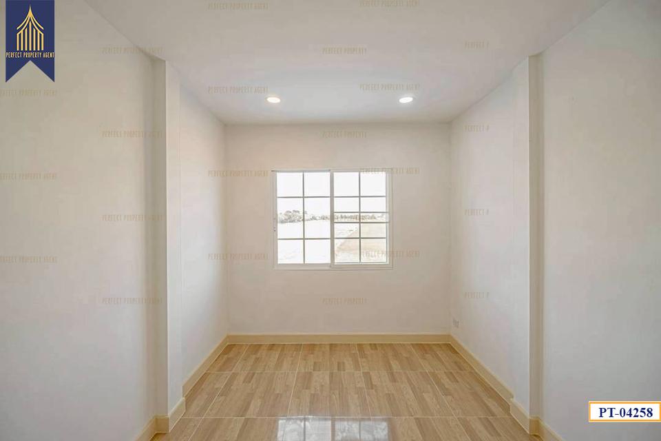 ขาย ทาวน์เฮ้าส์ สุชา บางบัวทอง ตกแต่งใหม่ มีเทอเรซ พร้อมอยู่ ฟรีโอน 16